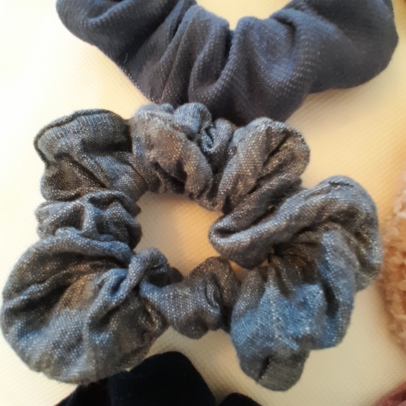 Free w/ Bundle: Assorted Scrunchies - Picture 9 of 11